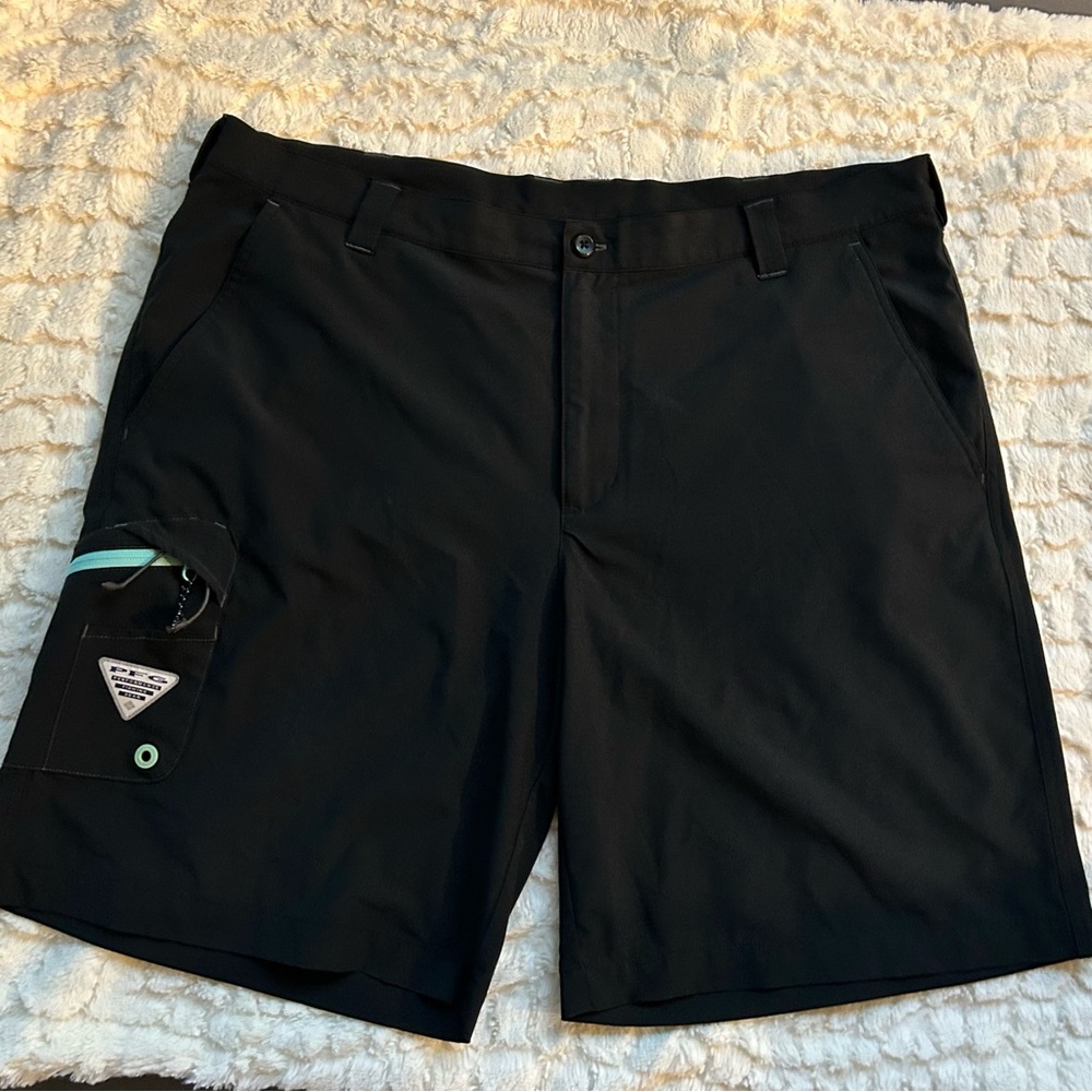 Columbia Black Cargo Shorts with Versatile Style